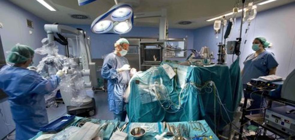El hospital de La Ribera aumenta un 4,16% la actividad quirúrgica en el primer mes de gestión pública directa