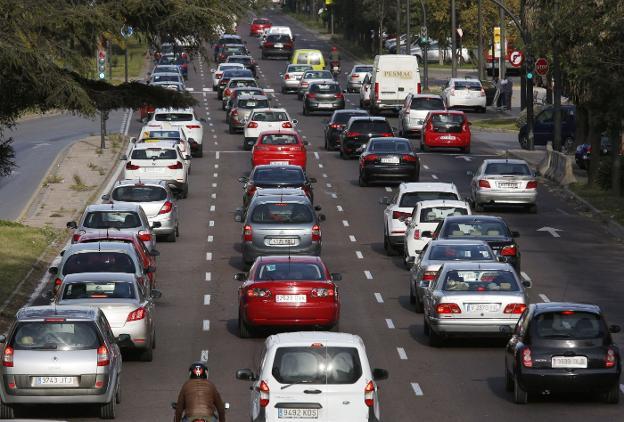 Los atascos de la avenida del Cid desvían miles de coches al camino de Picanya