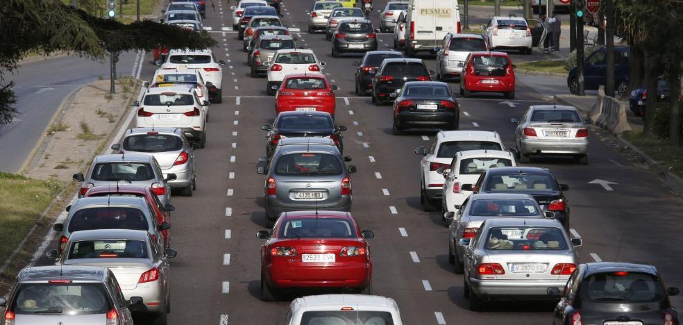 Los atascos de la avenida del Cid desvían miles de coches al camino de Picanya