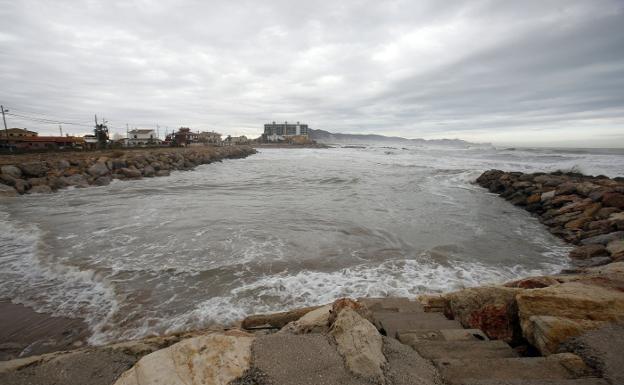 El Gobierno llevará 144.000 toneladas de arena a las playas de Cullera y Tavernes tras los últimos temporales