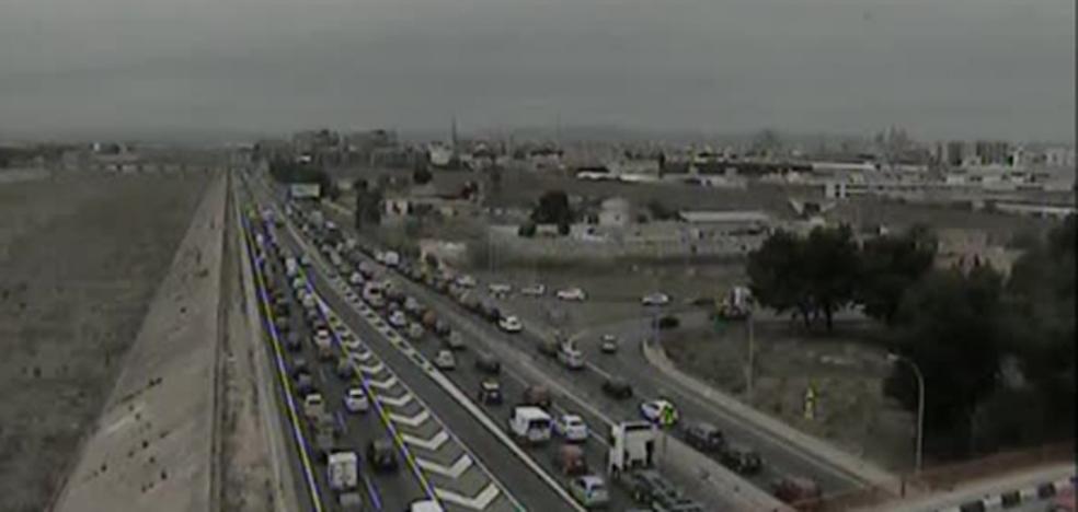 Dos accidentes colapsan la V-30 con 2 y hasta 8,5 km de retenciones