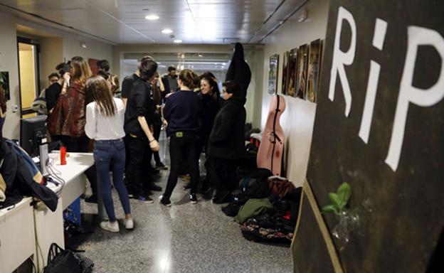 La Universitat de València cifra en un centenar el profesorado asociado en huelga