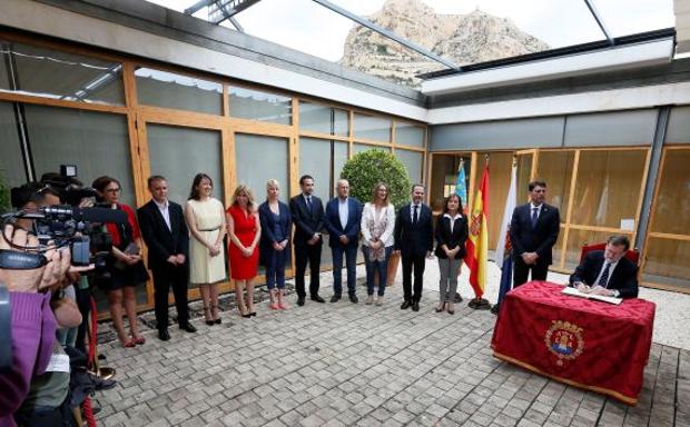 Sindicatos y pensionistas reciben a Rajoy en Alicante con una protesta