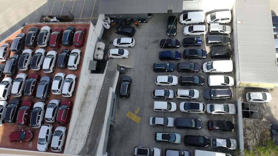 Fotos del desmontaje del concesionario de coches del Parque Central