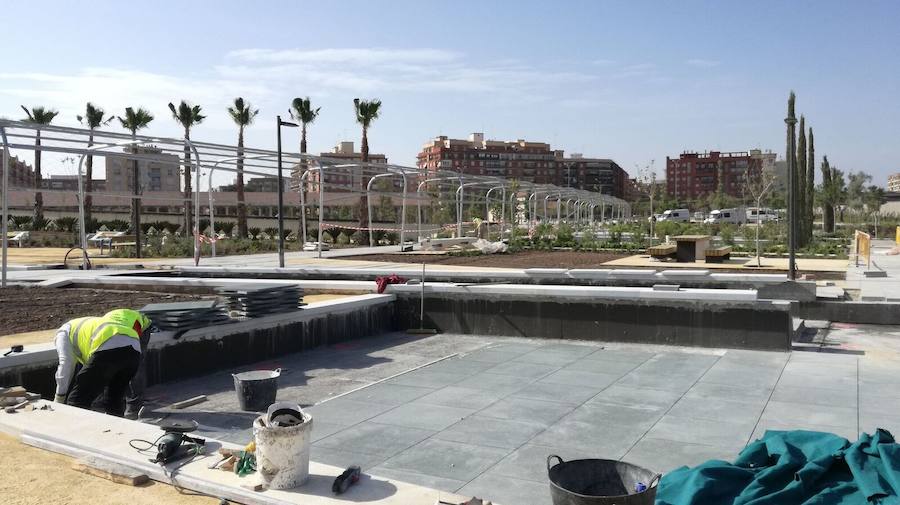 Fotos de la colocación de las nuevas losetas en el Parque Central de Valencia