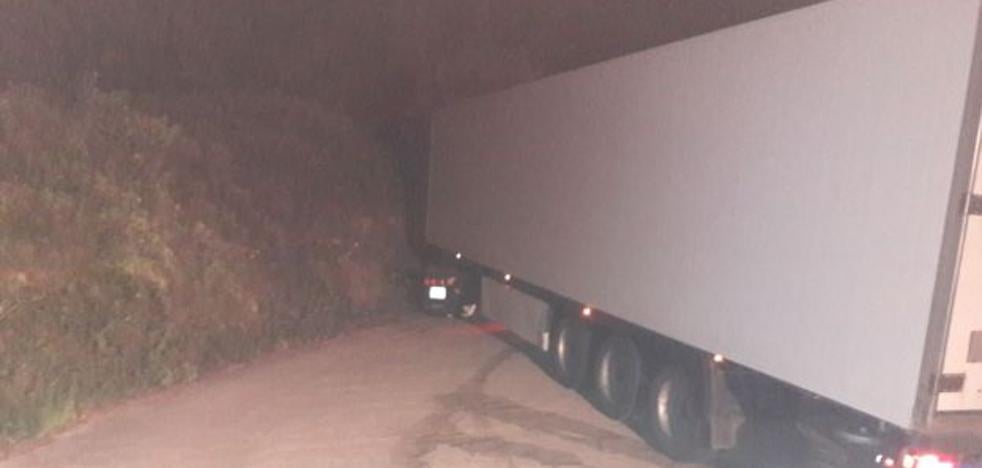 Un camionero queda atrapado en Alzira por seguir el camino imposible de su GPS