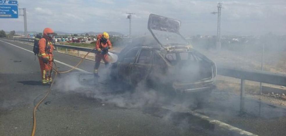 Un coche se incendia en la A-7 a la altura de Torrent