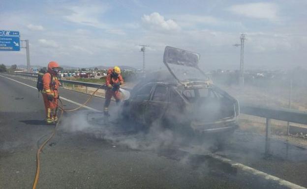 Un coche se incendia en la A-7 a la altura de Torrent