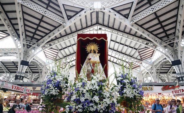 Devoción y color en la ofrenda a la Virgen en el Mercado Central de Valencia