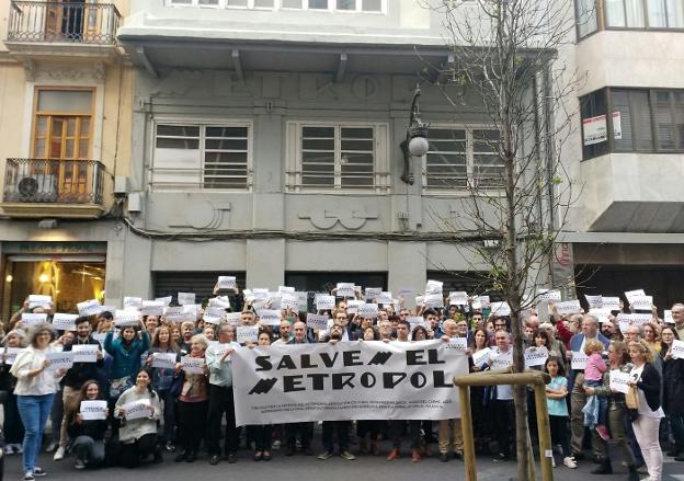 Protesta frente al edificio ayer y a la derecha una imagen del interior. / lp