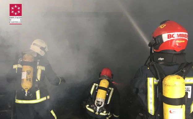 Incendio en un almacén con neumáticos y aceites de motor en La Vilavella