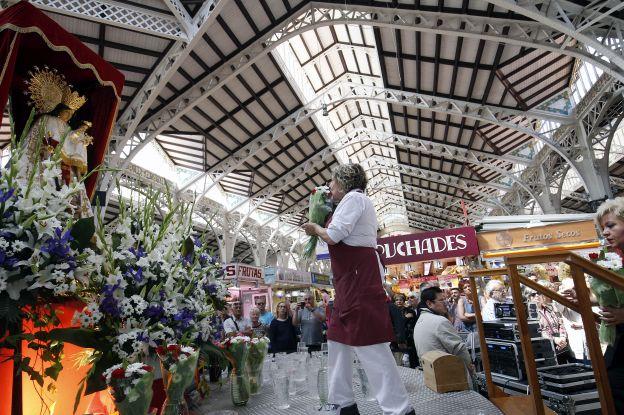 El Mercado Central celebra la ofrenda floral a la Virgen