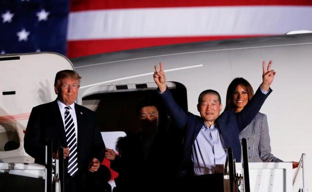 Trump recibe triunfante a los tres rehenes estadounidenses de Corea del Norte