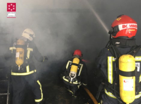 Incendio en un almacén con neumáticos y aceites de motor en La Vilavella