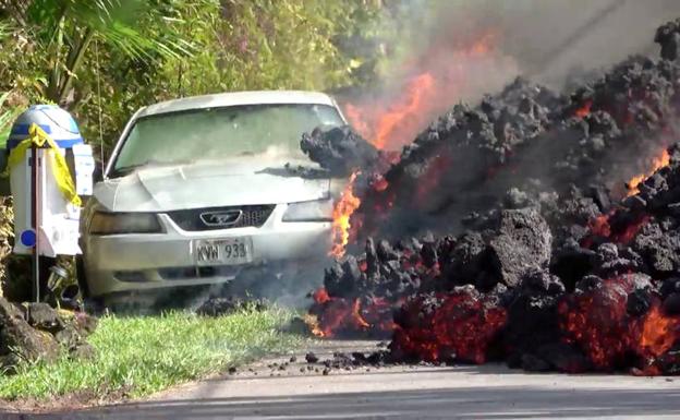 Así destruye un coche la lava de un volcán
