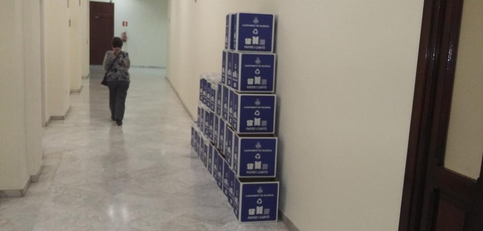 El Ayuntamiento de Valencia reparte miles de nuevas papeleras en edificios públicos