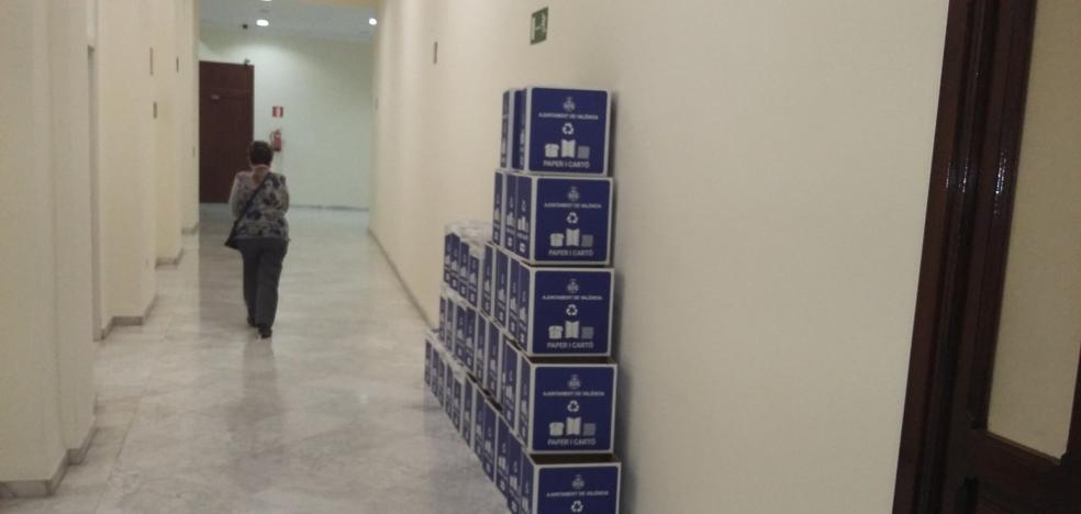 El Ayuntamiento de Valencia reparte miles de nuevas papeleras en edificios públicos