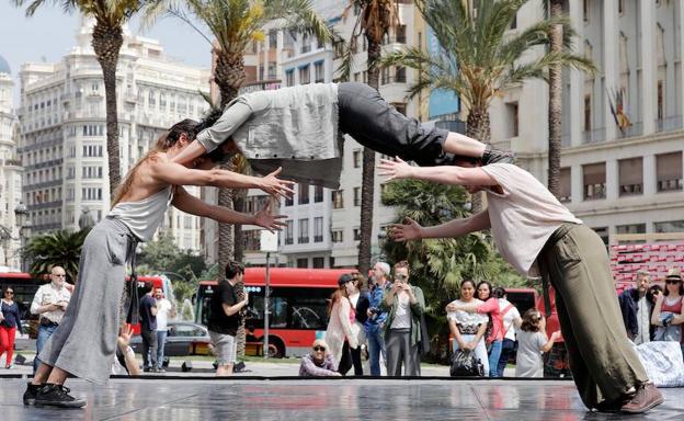 'Salt', teatro en la plaza del Ayuntamiento de Valencia