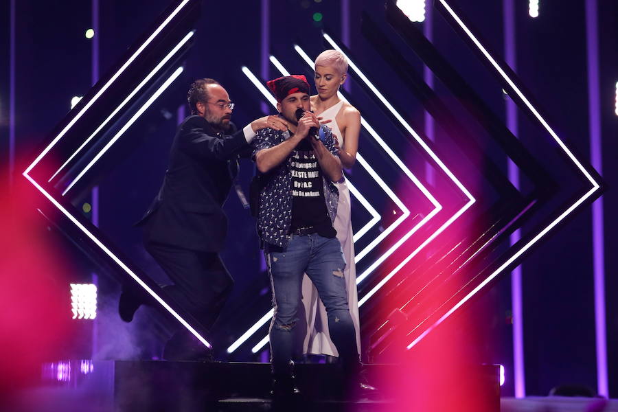 Eurovisión: lágrimas, muchos nervios y un espontáneo en el escenario de Lisboa