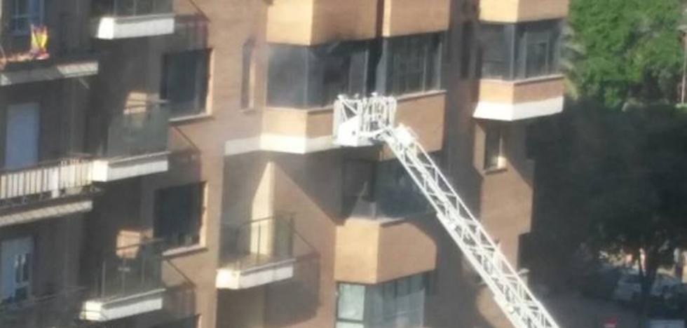 Rescatan a un niño de 9 años de un incendio en su casa de Valencia