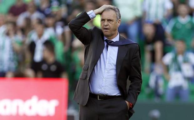 Caparrós pide perdón a los aficionados del Betis