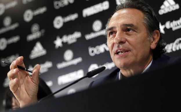 Cesare Prandelli pagará al Valencia por su espantada