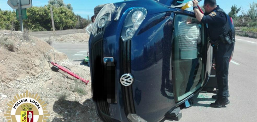 Rescate de una mujer atrapada tras volcar su coche en Vinaroz