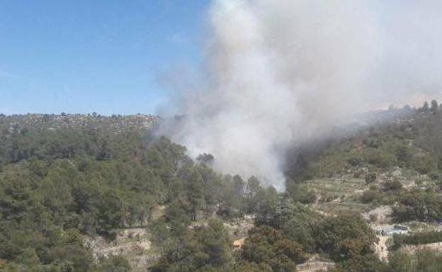 Dan por extinguido el incendio en la Vall d'Alcalà tras calcinar cuatro hectáreas