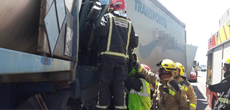 Un choque entre seis camiones deja un muerto y tres heridos en Vinaròs