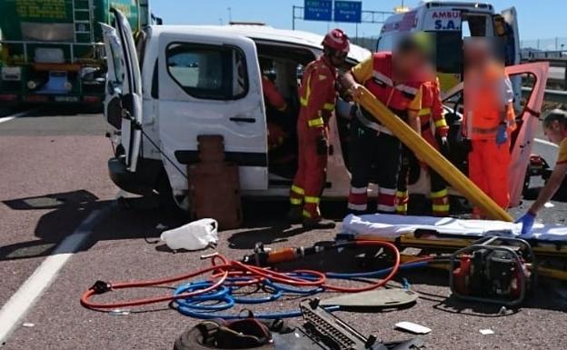 Tres personas quedan atrapadas tras un accidente múltiple en la A-7 en Riba-roja