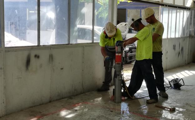 Comienzan las catas en el concesionario junto al Parque Central para determinar si el suelo está contaminado