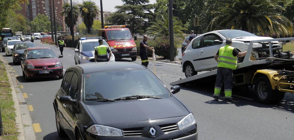Un nuevo accidente con cuatro vehículos implicados colapsa la avenida del Cid