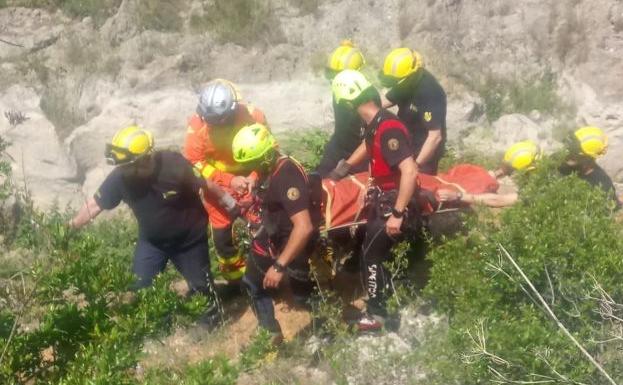 Rescatan a una joven que sufrió una lesión en las piernas cuando practicaba barranquismo