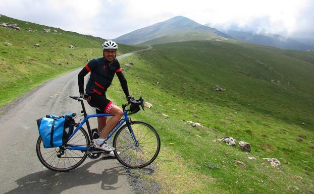 Ander Izagirre, en una solitaria carretera en la subida al col de Arnostegi, que se adentra en el Pirineo desde San Juan de Pie de Puerto./R.C.