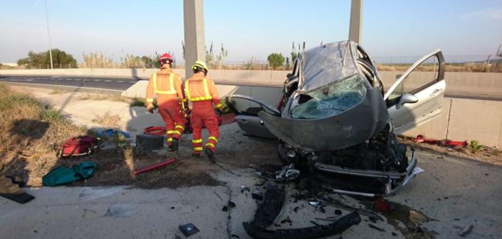Una menor y un hombre, heridos y atrapados tras un accidente de coche en Riba-roja
