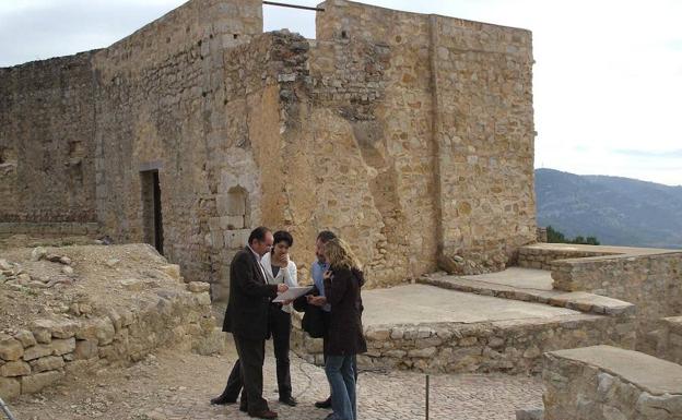 Sale a la luz una nueva pintura mural de la época medieval en el Castillo de Xivert