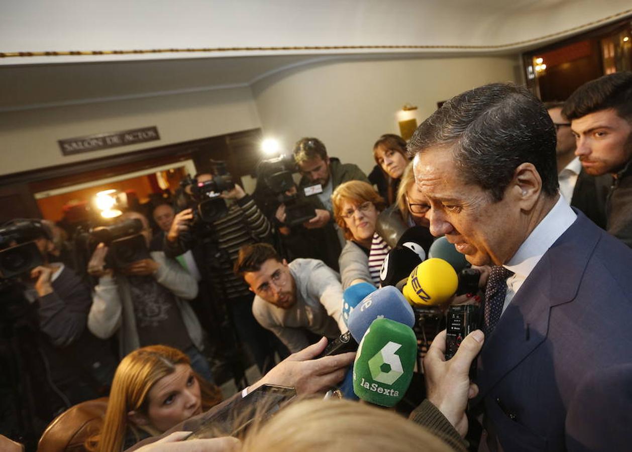 Fotos de Eduardo Zaplana en el Ateneo Mercantil en abril