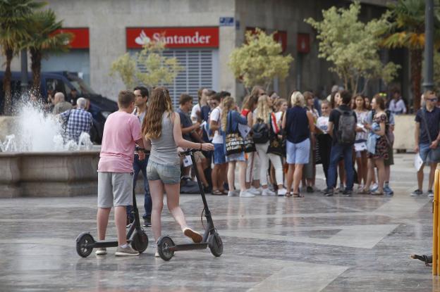 Los vecinos de Valencia exigen una normativa para regular el uso de los patinetes eléctricos