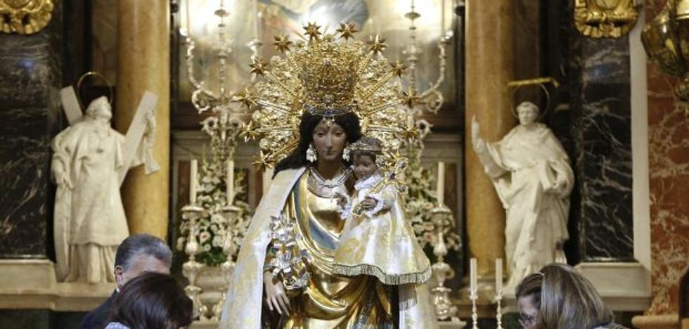 Los valencianos arropan a la Virgen de los Desamparados en el Besamanos