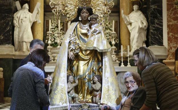 Los valencianos arropan a la Virgen de los Desamparados en el Besamanos