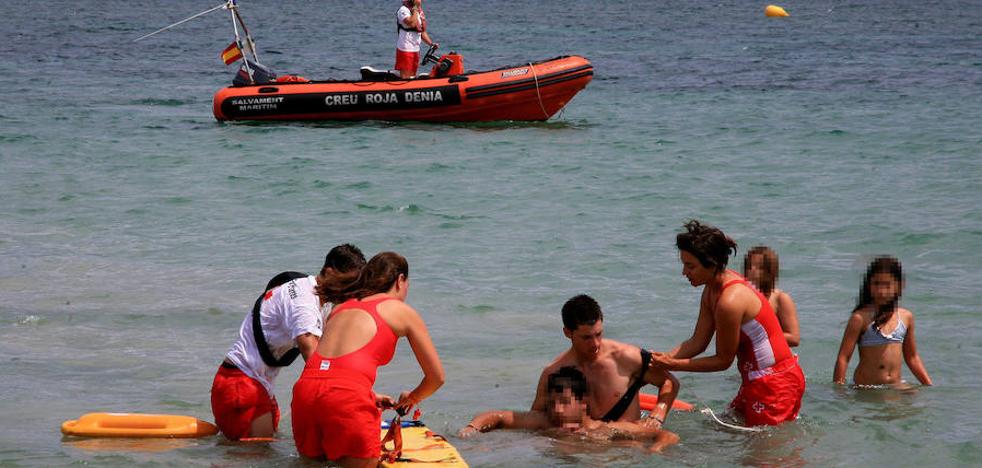 Dénia adjudica a Cruz Roja el servicio de vigilancia de las playas y la ayuda al baño adaptado