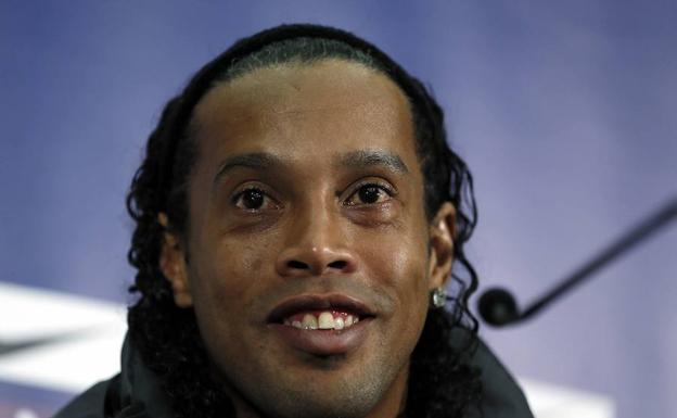 Ronaldinho se casará con sus dos novias en agosto