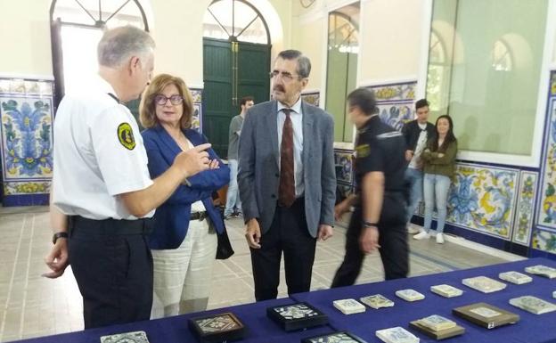 Recuperan una treintena de azulejos del siglo XV expoliados en el Castell d'Alaquàs