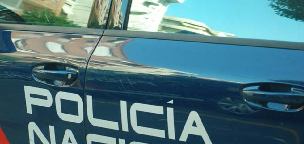 Intenta asfixiar a su mujer delante de los niños en Valencia