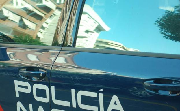 Intenta asfixiar a su mujer delante de los niños en Valencia