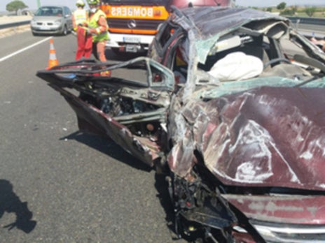 Dos heridos atrapados en un vehículo tras chocar con la mediana en la autovía A-3