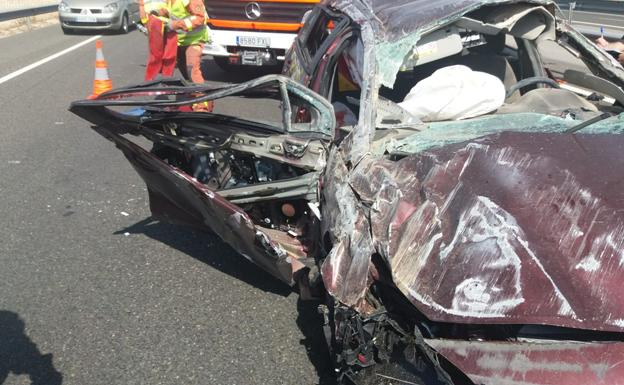 Dos heridos atrapados en un vehículo tras chocar con la mediana en la autovía A-3