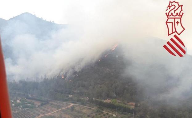 Un incendio deja 60 desalojados y corta una línea férrea en Genovés