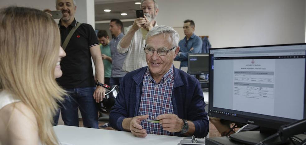 Los vecinos de Valencia ya pueden pagar sus impuestos con tarjeta de crédito en las oficinas municipales
