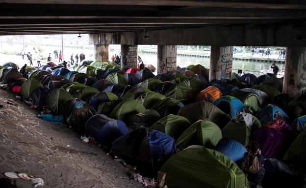 Evacuado un campamento con más de 1.500 inmigrantes en París